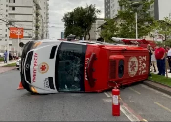 Ambulância tomba e mulher morre antes de ser atendida em Blumenau, em SC