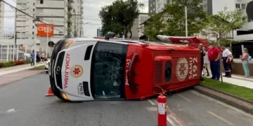 Ambulância tomba e mulher morre antes de ser atendida em Blumenau, em SC