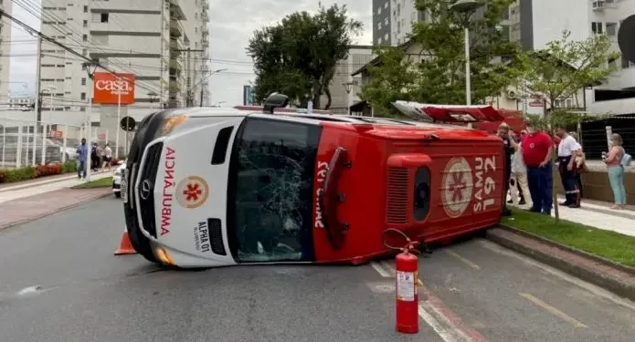 Ambulância tomba e mulher morre antes de ser atendida em Blumenau, em SC