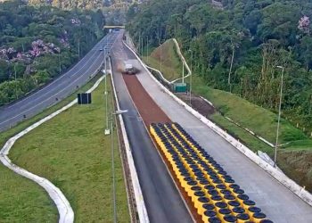 Caminhão com 13 toneladas de tecido evita acidente e usa área de escape da BR-376