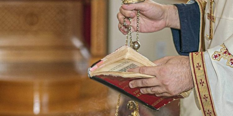 Arquidiocese de Curitiba alerta pra supostos padres que prometem acabar com macumba, inveja e olho gordo em casa