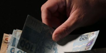 Caixa paga hoje Auxílio Brasil a cadastrados com NIS final 4