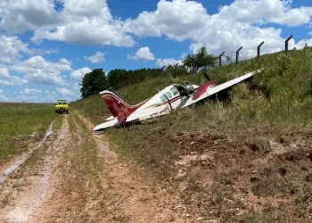 Avião tem problema mecânico e faz pouso de emergência em aeroporto de Curitiba
