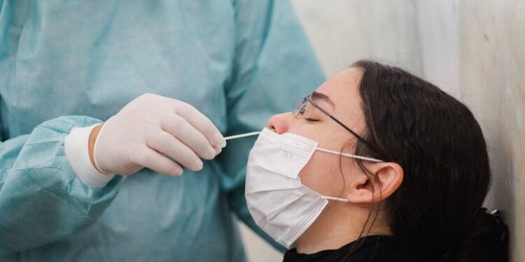 Cientistas descobrem subvariante da Ômicron ainda mais infecciosa