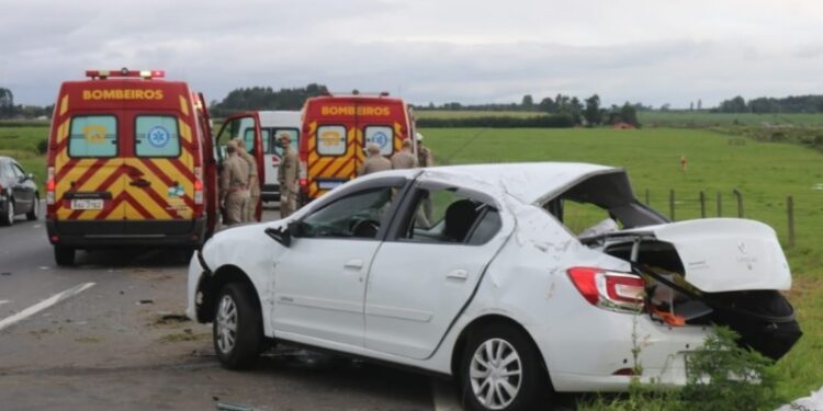 Acidente na BR-376 causa morte de idosa e criança