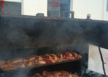 Pecuaristas fazem churrasco em frente  banco como protestO