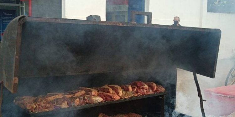 Pecuaristas fazem churrasco em frente  banco como protestO