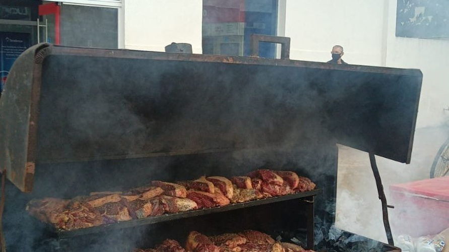 Pecuaristas fazem churrasco em frente  banco como protestO