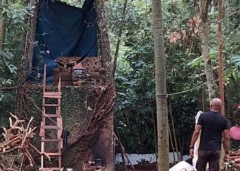 Local chama atenção de policiais ao levarem intimação