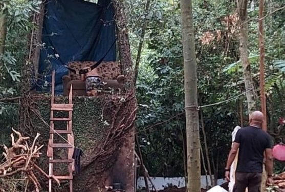 Local chama atenção de policiais ao levarem intimação