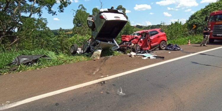 Homem morre e três pessoas ficam feridas após batida entre carro e caminhonete, em Cantagalo