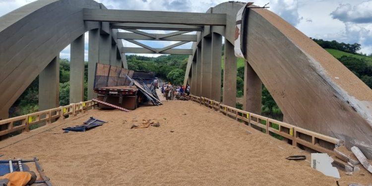 BR-277 está interditada em Cantagalo