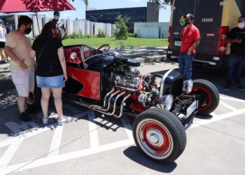 Detran lança nova placa preta em evento com carros antigos em Curitiba