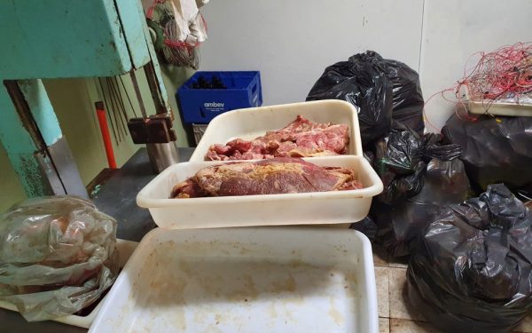 Comerciante é preso com carnes, explosivos, cigarros e fiação de cobre irregulares em Castro