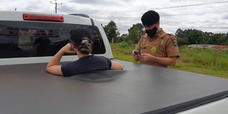 Ao encontrar marido com outra em motel de Cascavel, mulher fura proteção de caminhonete e se recusa a sair