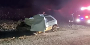Dois homens morrem na hora em choque frontal de veículos na BR-277 e pista fica totalmente bloqueada