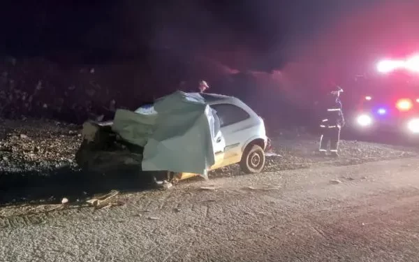 Dois homens morrem na hora em choque frontal de veículos na BR-277 e pista fica totalmente bloqueada