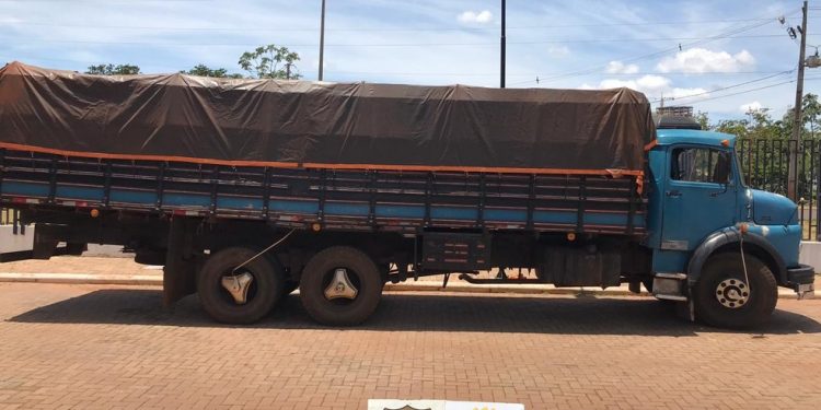 Caminhão com cerca de 400 caixas de cigarro contrabandeado é apreendido em Guaíra