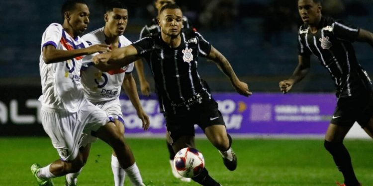 Com gol no fim, Resende vence de virada e elimina o Corinthians na Copinha