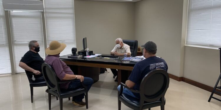 Prefeito de Cruz Machado visita Guarapuava para conhecer nova tecnologia de asfalto em estradas rurais