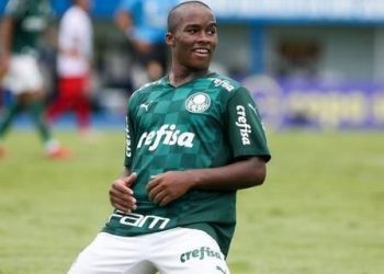 Lances de Endrick, do Palmeiras, repercutem na Europa e atacante vira alvo de Manchester United, City e Liverpool, diz jornal