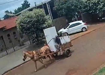 Homens furtam igreja e fogem com geladeira em carroça