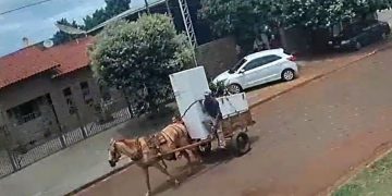 Homens furtam igreja e fogem com geladeira em carroça