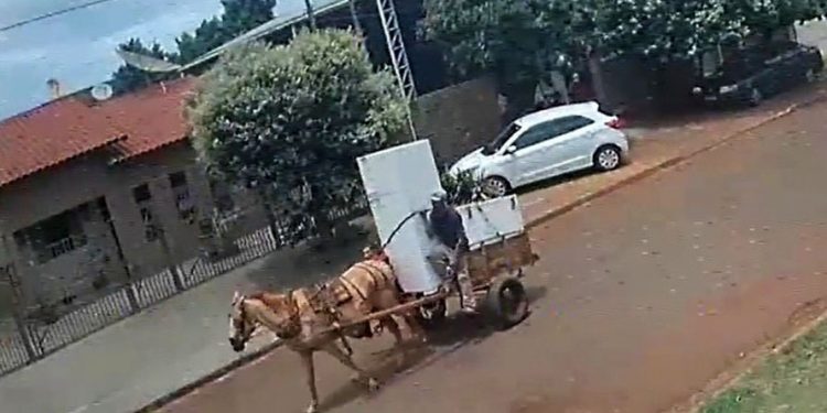 Homens furtam igreja e fogem com geladeira em carroça
