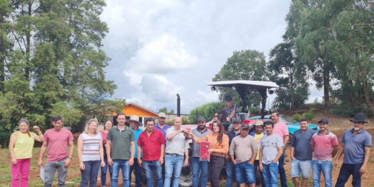 Goioxim: Prefeitura faz entrega de novo trator para o Assentamento Wagner