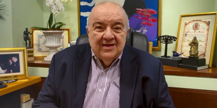 Rafael Greca faz exames médicos após dores abdominais