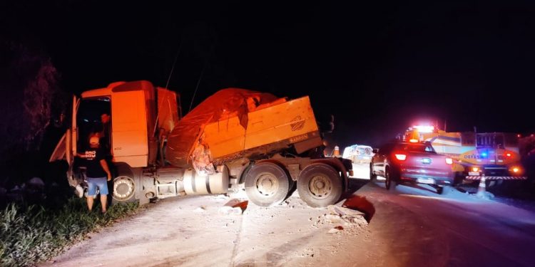 Duas pessoas morrem em acidente entre carro e caminhão, em Guaraniaçu