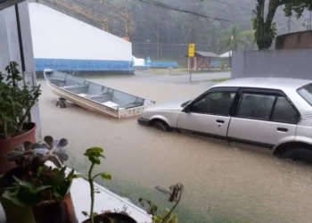 Chuvas deixam desabrigados e interditam trechos da PR-405, única via de ligação com Guaraqueçaba