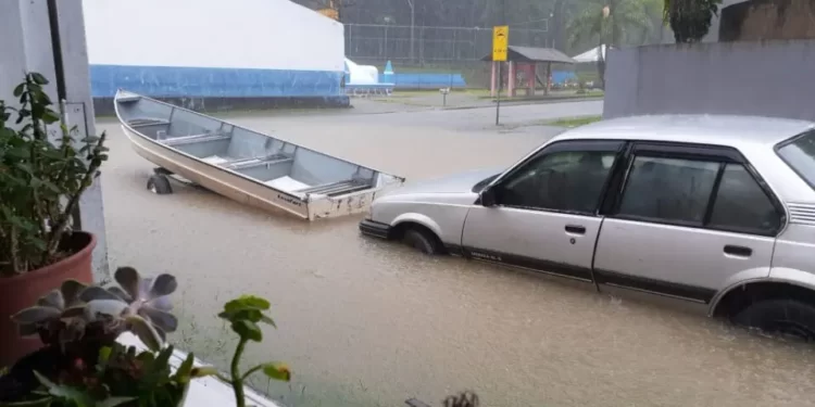 Chuvas deixam desabrigados e interditam trechos da PR-405, única via de ligação com Guaraqueçaba