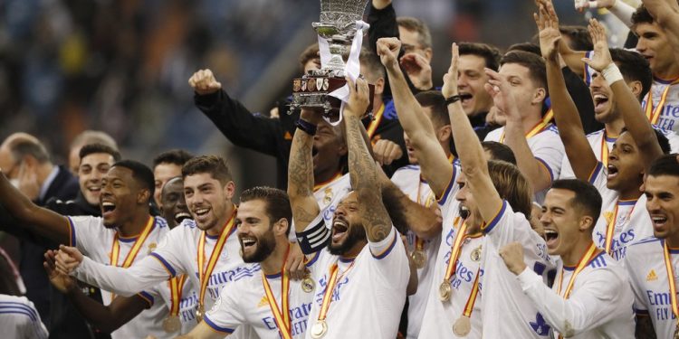 Marcelo alcança recorde de títulos e é primeiro capitão brasileiro a erguer taça pelo Real Madrid