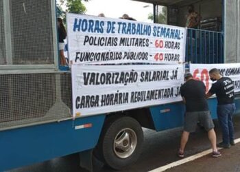 PMs protestam por regulamentação de jornada e reposição salarial, em Londrina
