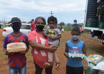 Moradores do Colibri trocam materiais recicláveis por alimentos em mais uma edição da Feira Solidária