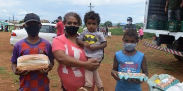 Moradores do Colibri trocam materiais recicláveis por alimentos em mais uma edição da Feira Solidária