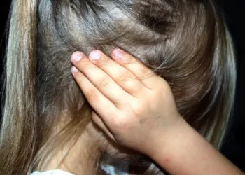 Mulher condenada por aliciar meninas para terem relação sexual com marido é presa no Paraná