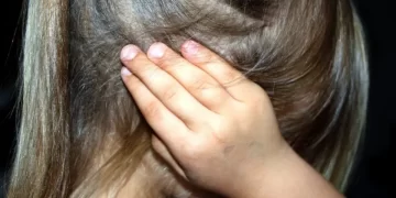 Mulher condenada por aliciar meninas para terem relação sexual com marido é presa no Paraná