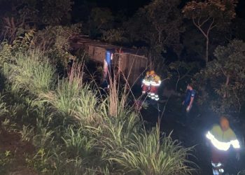 Ônibus capota, deixa uma pessoa morta e mais de 15 feridas na BR-050, dizem bombeiros