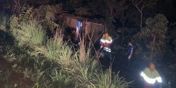 Ônibus capota, deixa uma pessoa morta e mais de 15 feridas na BR-050, dizem bombeiros