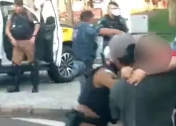 Vídeo mostra agressão de PM a homem com criança de colo após clássico na Arena e gera revolta