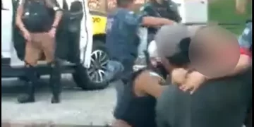 Vídeo mostra agressão de PM a homem com criança de colo após clássico na Arena e gera revolta
