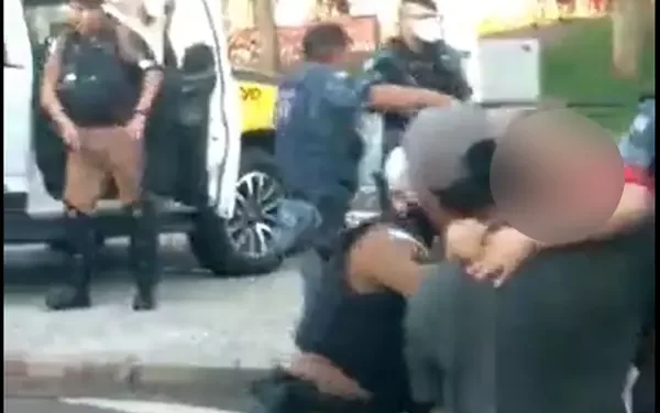 Vídeo mostra agressão de PM a homem com criança de colo após clássico na Arena e gera revolta