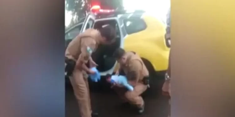 Imagens mostram equipe da PM salvando bebê afogado em Cascavel