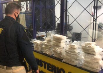 Motorista e passageira são presos com mais de 30 kg de crack escondidos dentro de tanque de combustíveis na BR-376