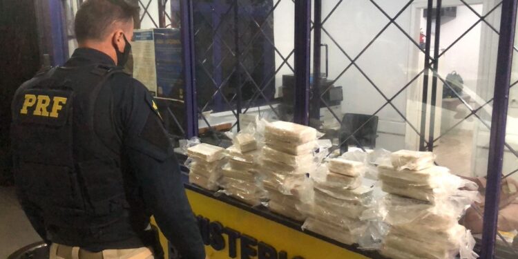 Motorista e passageira são presos com mais de 30 kg de crack escondidos dentro de tanque de combustíveis na BR-376