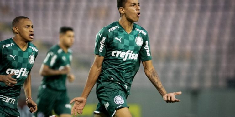 Com invasão da torcida no fim, Palmeiras vence o São Paulo e está na final da Copinha