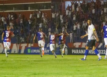 Vitória e festa garantida: Paraná reencontra torcida na Vila Capanema