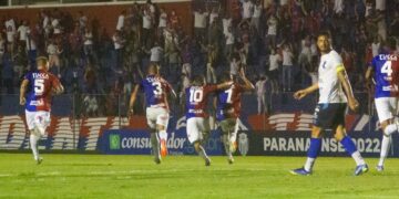 Vitória e festa garantida: Paraná reencontra torcida na Vila Capanema